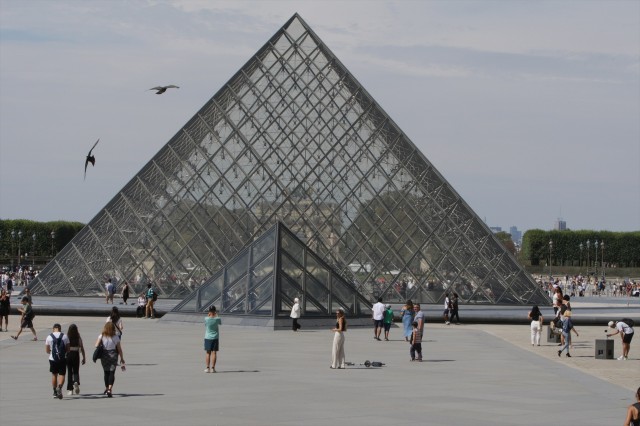 Dimite la directora del Louvre tras el escándalo del robo