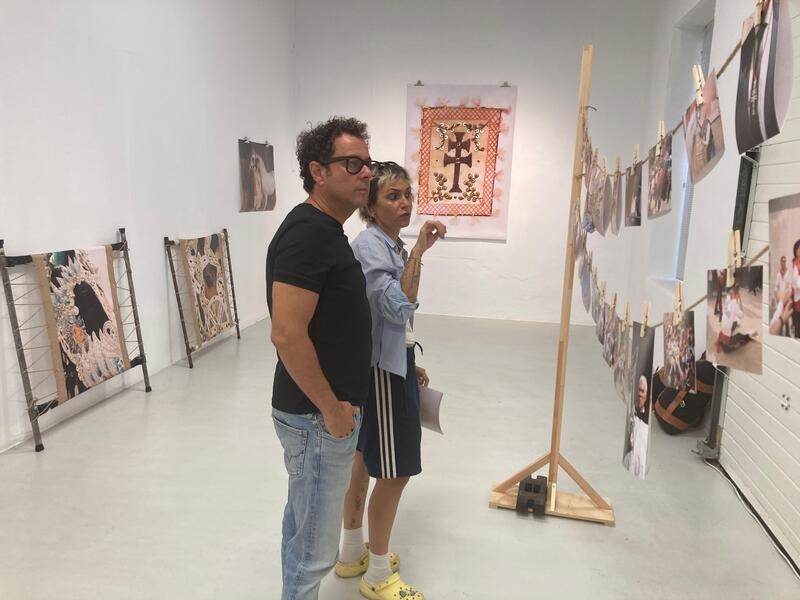 Manuel Cebrián y María Caparrós durante el montaje de la exposición en el Párraga.