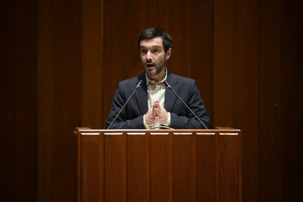 El ministro Bustinduy pide a las comunidades autónomas del PP aplicar la Ley de Vivienda