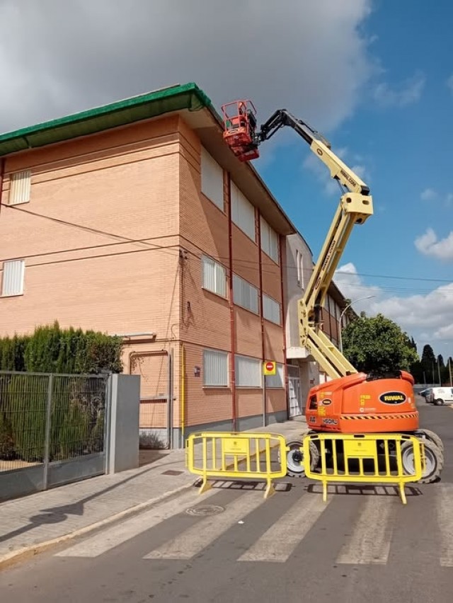 La Pobla de Farnals adelanta actuaciones en el CEIP Cervantes mientras espera la rehabilitación de la Generalitat