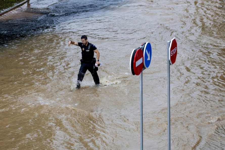 La lluvia en Murcia obliga a suspender todas las actividades de la Feria, anega calles y causa numerosos daños