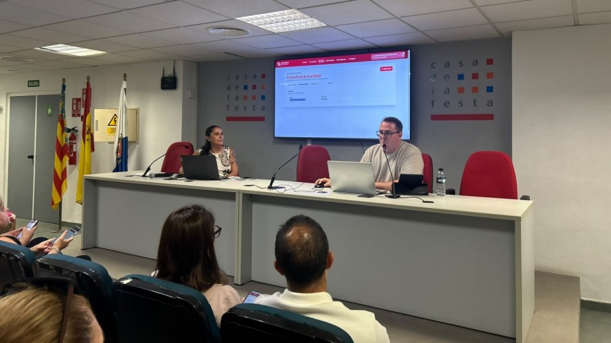 La Federació de Fogueres estrena una 'secretaría virtual' para centralizar su relación con asociaciones
