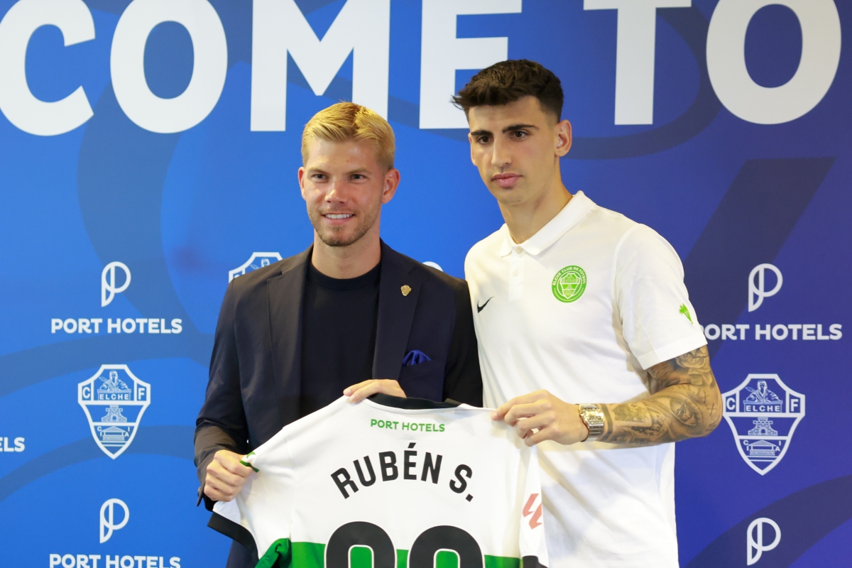 Rubén Sánchez, nuevo futbolista del Elche CF posa con la elástica franjiverde