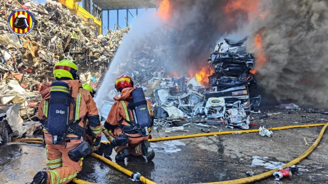 Arden un camión con material inflamable y parte de una nave industrial en Silla