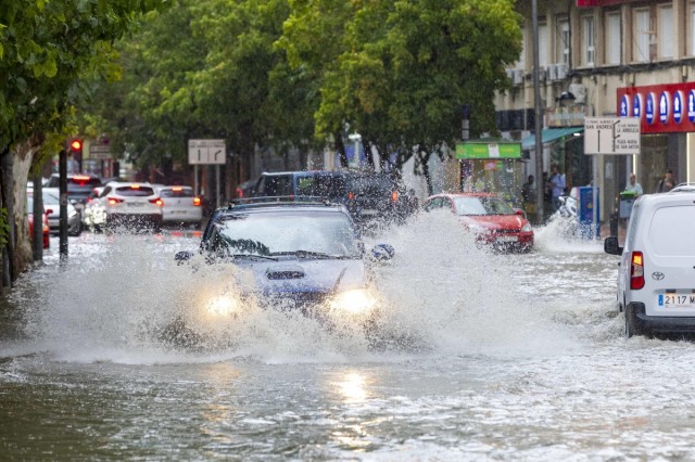 Aemet eleva a rojo el aviso este domingo en el litoral sur de Valencia y norte de Alicante