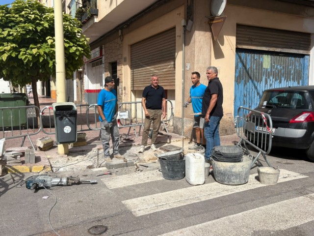 La Vall d'Uixó actúa en las aceras de la avenida Cor de Jesús para una mejorar la movilidad en la vía 