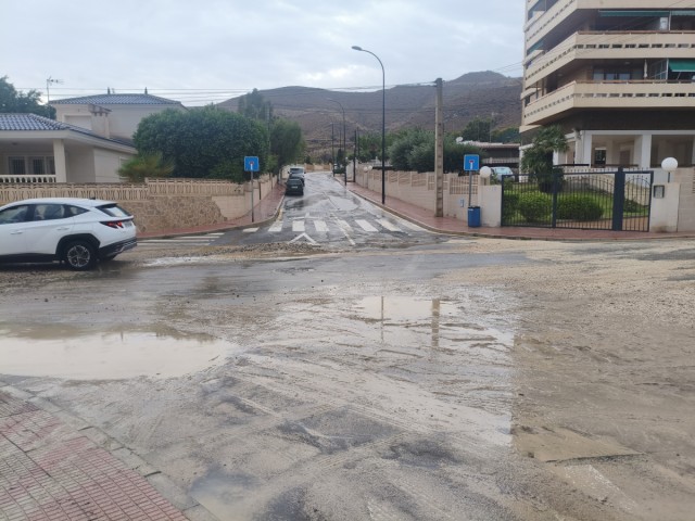 El Campello restituye la normalidad en las playas tras el episodio de lluvias intensas