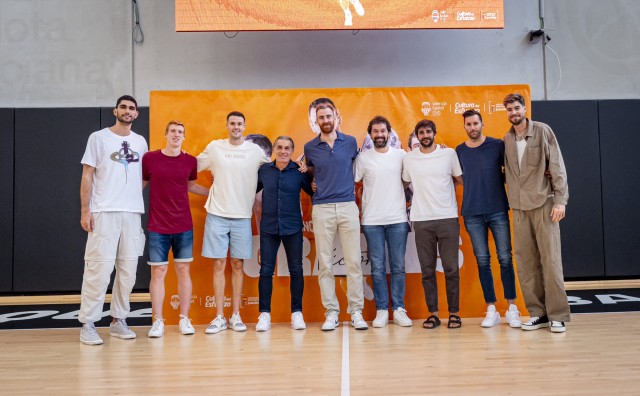 El basket español, con Ricky y la selección a la cabeza, arropan a Claver en su despedida
