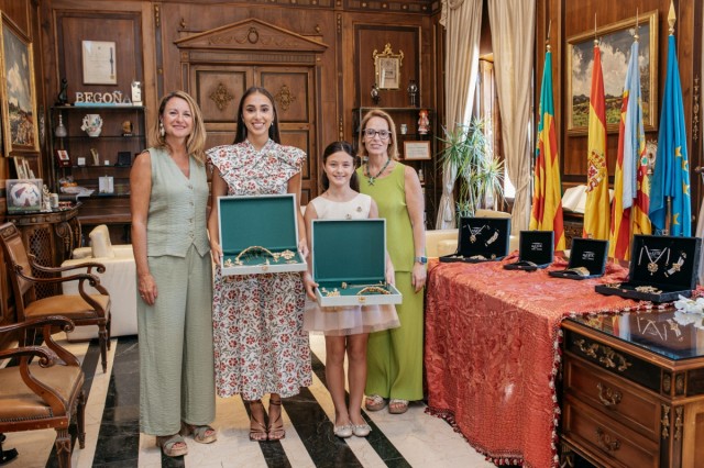 Las reinas de Castelló, María Collados y Nayra Luque, reciben los aderezos oficiales de manos de Carrasco