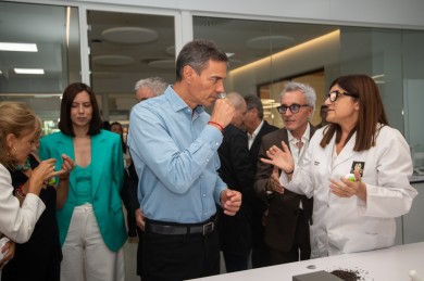 Carmencita exhibe ante Sánchez su nueva planta de 27.000 metros en Novelda