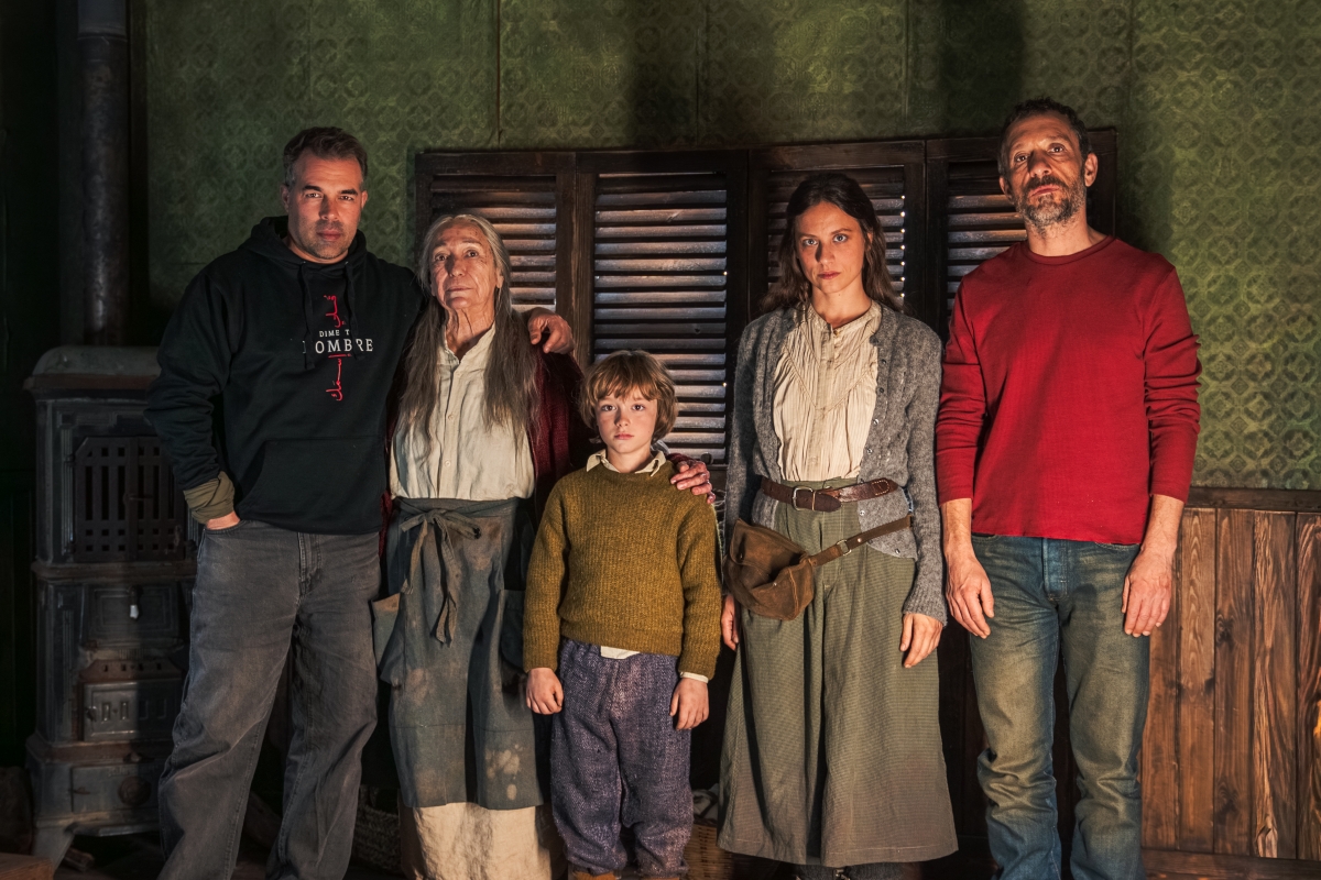 Reparto de la película con el director, Hugo Stuvens.