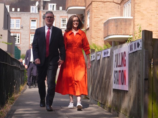 El líder laborista, Keir Starmer, acude a votar en aras del 