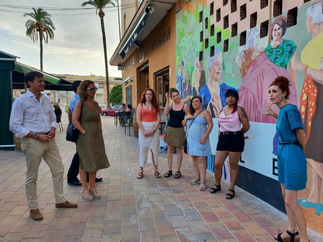 La artista Miriam Garlo, la actriz de 'Sorda', convierte el barrio de San Roque de Molina en un lienzo de vidas y colores