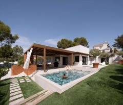 La casa donde el verano quiere quedarse a vivir: así es este hogar ibicenco en Molina de Segura