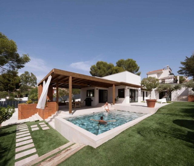 La casa donde el verano quiere quedarse a vivir: así es este hogar ibicenco en Molina de Segura