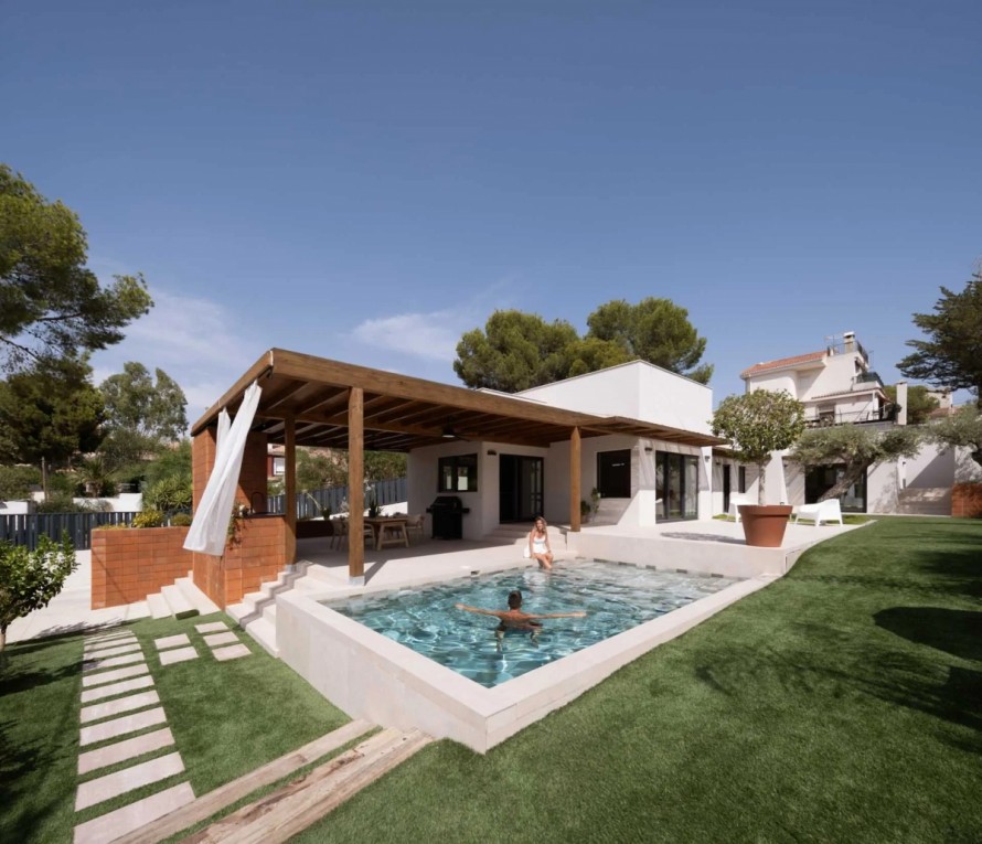 La casa donde el verano quiere quedarse a vivir: así es este hogar ibicenco en Molina de Segura