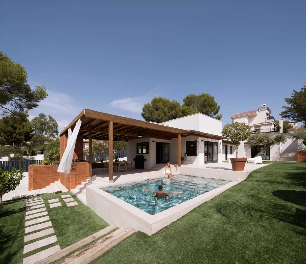 La casa donde el verano quiere quedarse a vivir: así es este hogar ibicenco en Molina de Segura