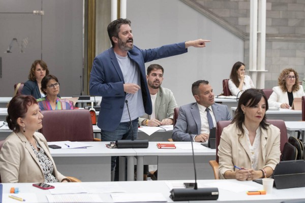 Víctor Egío, suspendido de sus funciones parlamentarias y su sueldo tras negarse a abandonar el pleno 