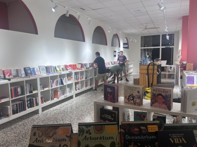 Abre La Barraca, una ‘tirita’ de cuatro profesores en forma de librería y espacio cultural