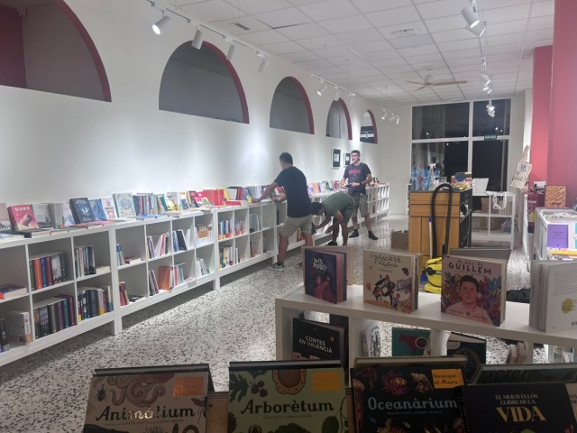 Abre La Barraca, una ‘tirita’ de cuatro profesores en forma de librería y espacio cultural
