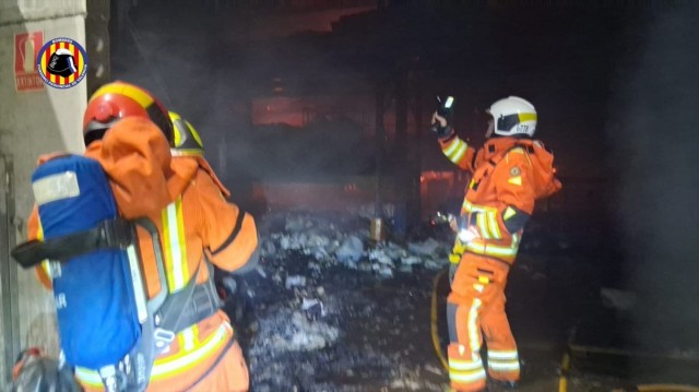 Controlado el incendio que afecta a dos naves industriales en Montserrat