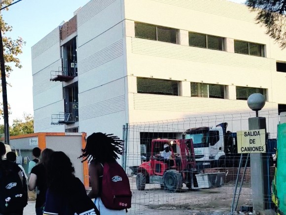 El PSOE de Benidorm denuncia el “caos” de inicio del curso en el IES Pere Maria Orts i Bosch por la 