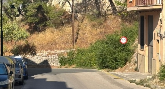 Tres mercantiles pujan al contrato para limpiar y desbrozar seis carreteras municipales de Alcoy