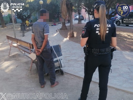 La Policía Local desarticula un mercadillo no autorizado en Barriomar y confisca los enseres