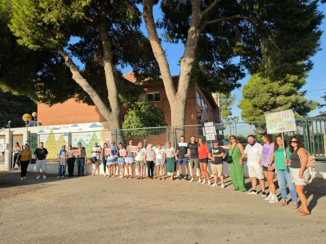 Las familias de tres colegios de Orihuela se unen para exigir que el alumnado del Virgen de la Puerta siga en el casco urbano