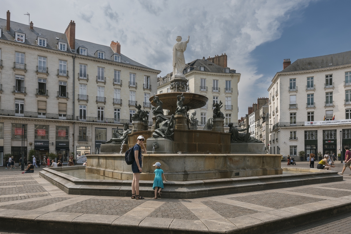 La Place Royale, con la fuente del Loira, que refleja el auge económico y urbano del siglo XIX.