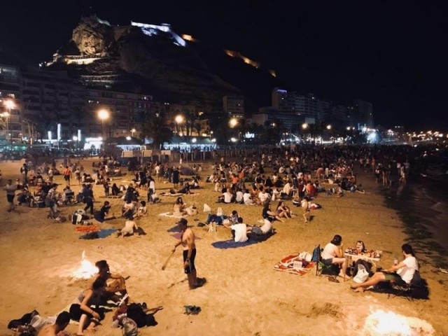 Multas mínimas de 751 euros por prender hogueras en la playa en la noche de San Juan en Alicante