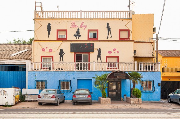 Cuando los neones de los 'night clubs' se apagaron: Volkringer retrata la huella de los locales de alterne en el paisaje y la memoria