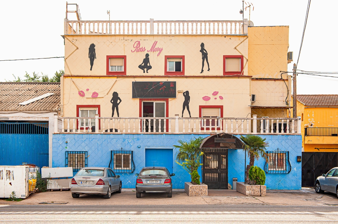 Cuando los neones de los 'night clubs' se apagaron: Volkringer retrata la huella de los locales de alterne en el paisaje y la memoria