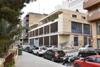 El antiguo Correos de Elche, una década buscando un destino: de centro de moda a...despachos municipales