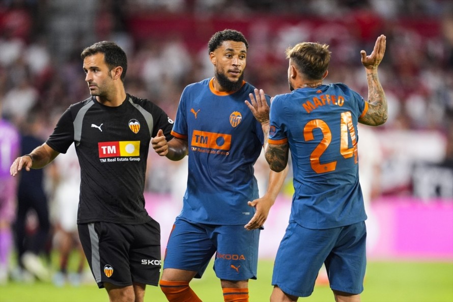El Valencia de Corberán se hunde con su peor inicio, lesiones y una afición enfrentada