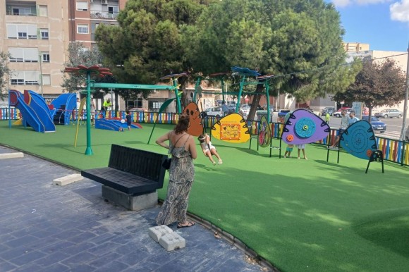 El parque Los Juncos de Cartagena estrena sus nuevas áreas de juego infantil con capacidad para 61 niños