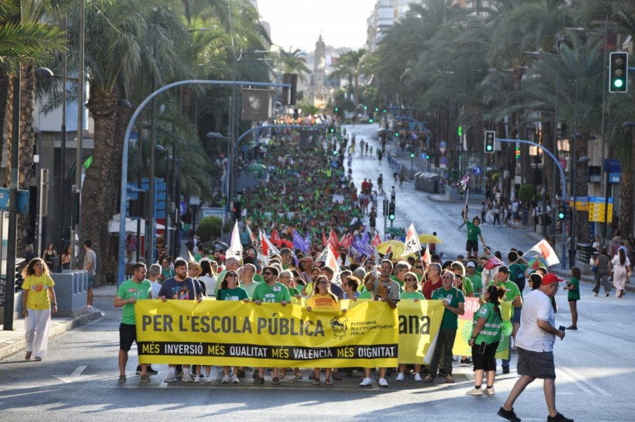 Unos 8.000 docentes se movilizan en Alicante para reclamar más personal, menos ratios y una mayor inversión educativa