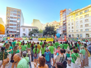 La comunidad educativa inicia el curso con una manifestación masiva en Castelló en defensa de la escuela pública