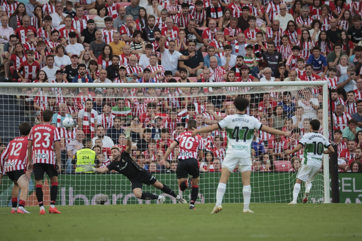 Momento de la ejecución del penalti por Buonanotte