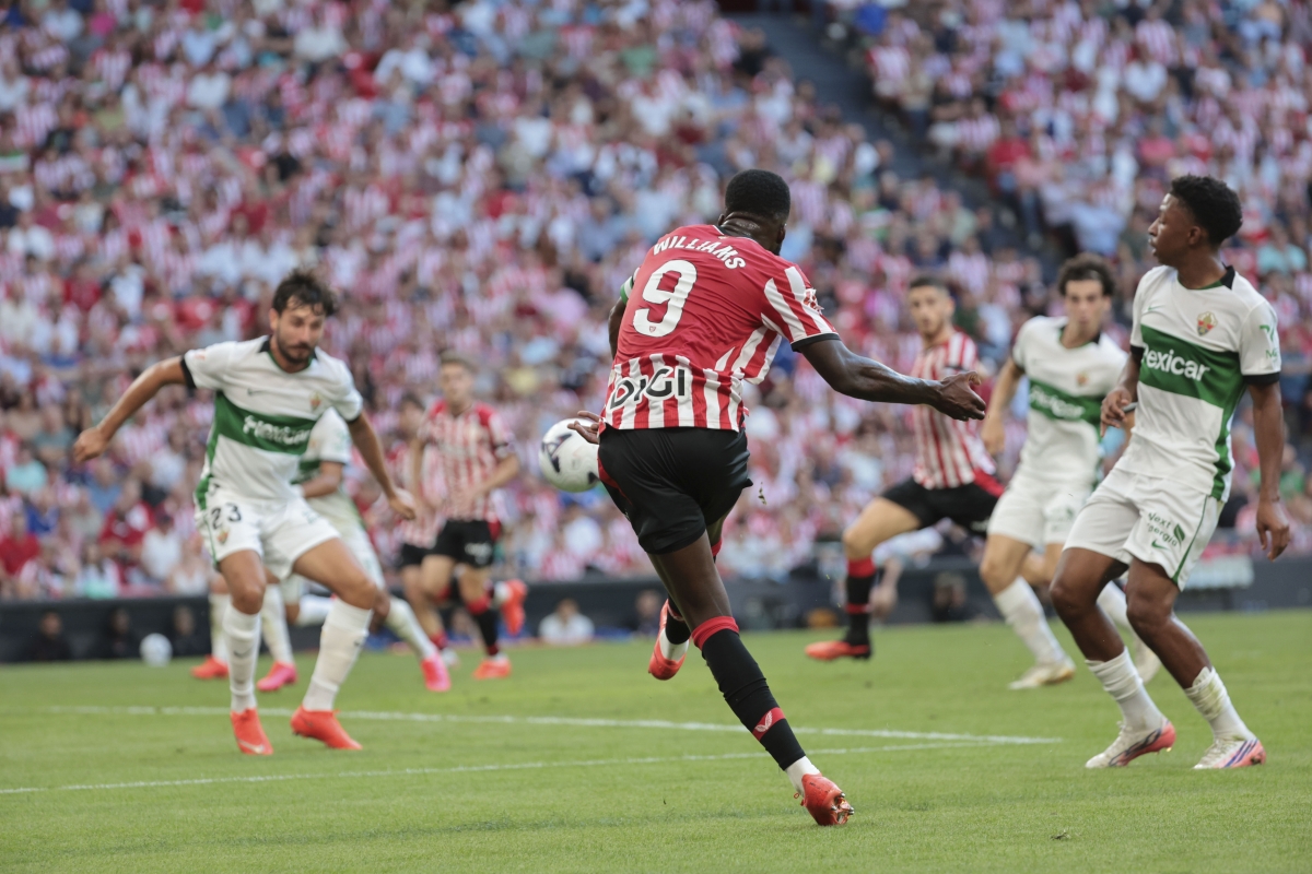Iñaki Williams dispara a purta