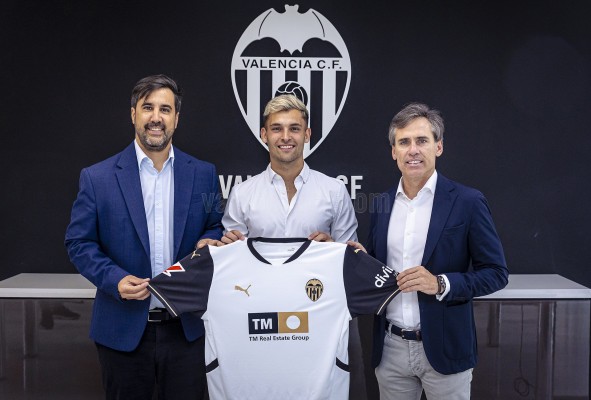 Hugo Duro renueva con el Valencia hasta 2028