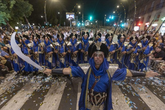 Las imágenes del Gran Desfile de Moros y Cristianos en Murcia: lujo, boato y fantasía conquistan la ciudad