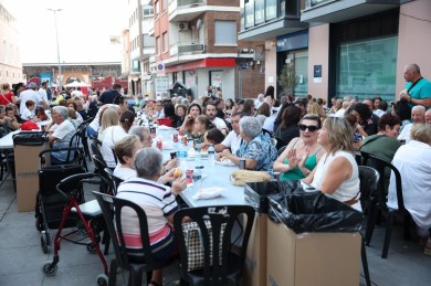 La V Tortilla Monumental de Acodis llena la Plaza de la Mercé de Burriana de solidaridad y tradición