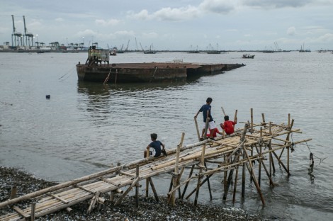 Aumentan a seis los muertos y más de cien los evacuados de un barco en el mar de Java, Indonesia