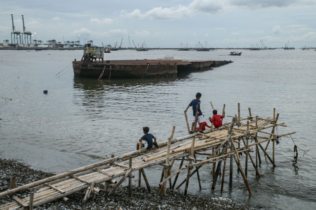 Aumentan a seis los muertos y más de cien los evacuados de un barco en el mar de Java, Indonesia