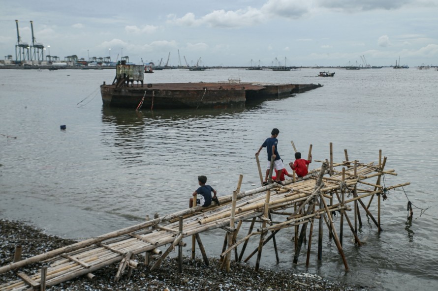 Aumentan a seis los muertos y más de cien los evacuados de un barco en el mar de Java, Indonesia