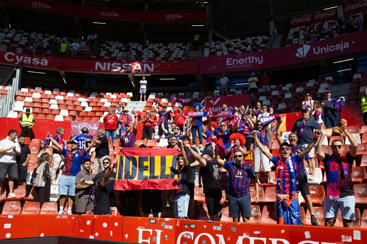 Los aficionados del CD Eldense desplazados a Gijón - Foto: LOF Los aficionados del CD Eldense desplazados a Gijón