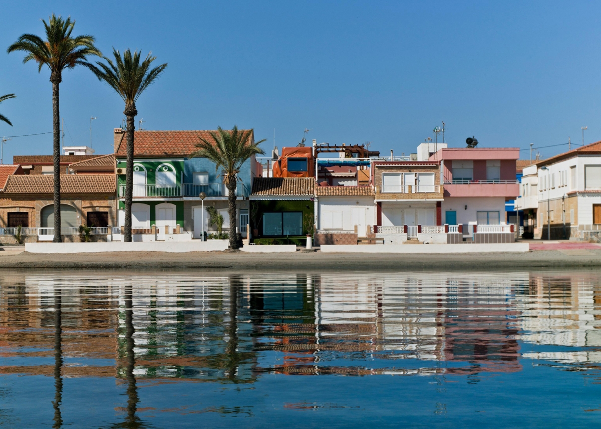 La casa en Los Urrutias que hizo de un contenedor industrial una segunda planta: el lujo de vivir frente al Mar Menor