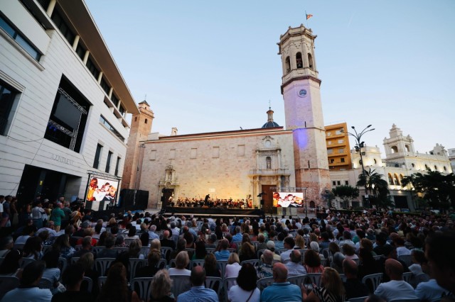 Burriana cierra una multitudinaria semana grande de la Misericordia con un espectáculo de Pedro Navarro 