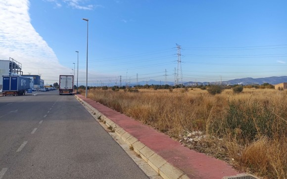 Rayma Logistic y dos empresas más tramitan parkings privados para camiones en Almassora junto al polígono de la N-340